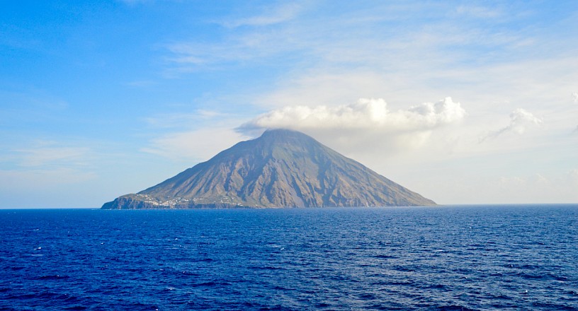 Navigation au large du volcan Stromboli, îles Éoliennes, Italie
