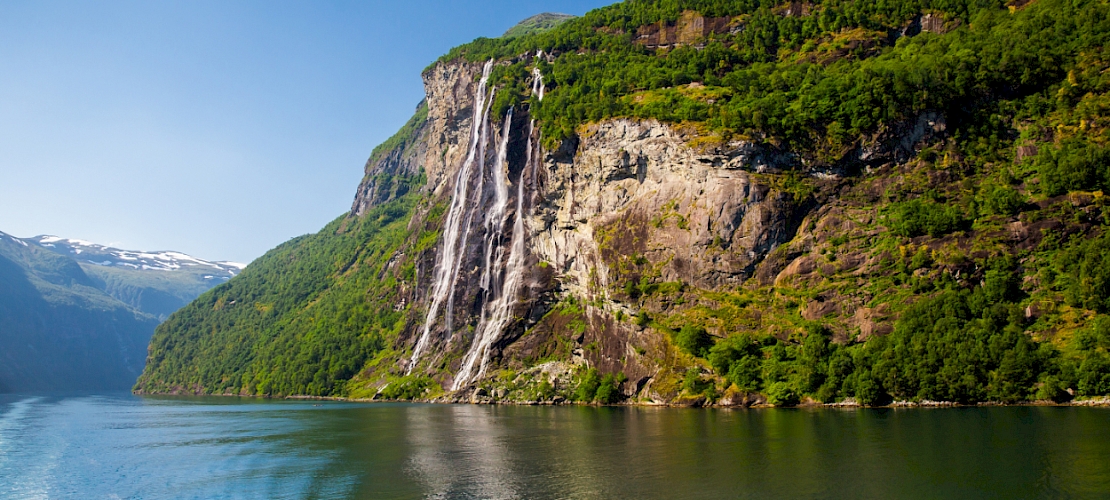 Navigation scénique au cœur du Geirangerfjord, Norvège
