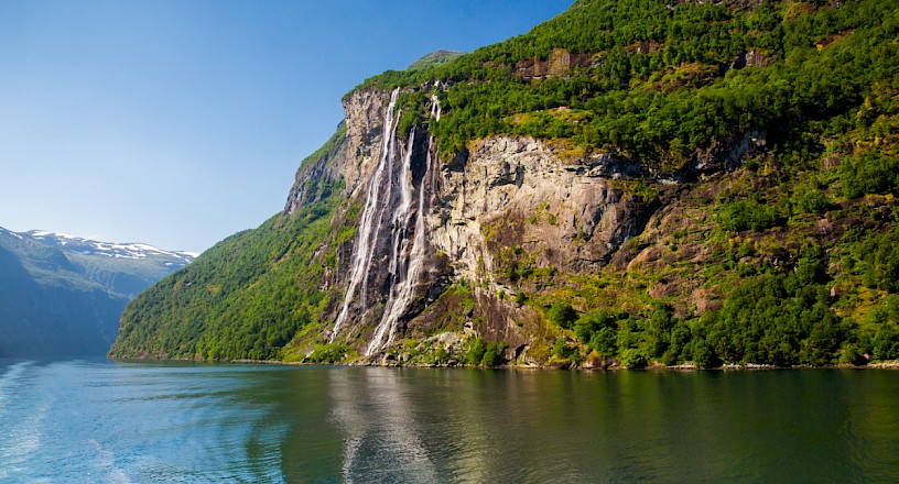 Navigation scénique au cœur du Geirangerfjord, Norvège